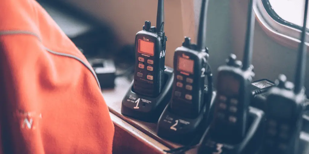 difference between walkie talkie and two way radio